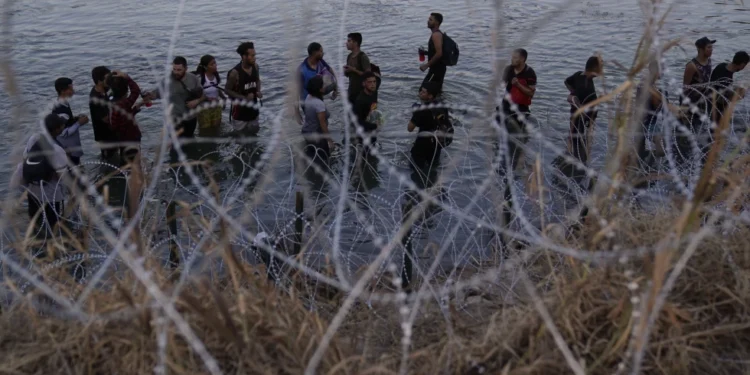 Tribunal de EEUU prohíbe a la Patrulla Fronteriza retirar alambre de púas en la frontera de Texas