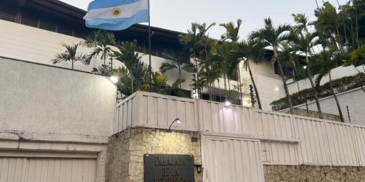 Denuncian que continua el asedio del régimen a la embajada de Argentina en Caracas