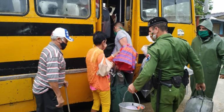 Cuba evacua a 66.000 personas en zona este ante amenaza de temporal y tormenta tropical