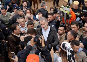 Insultan y lanzan barro a la comitiva de los reyes de España en el epicentro del Dana (Imágenes)