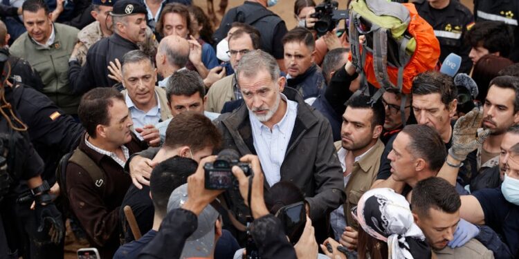 Insultan y lanzan barro a la comitiva de los reyes de España en el epicentro del Dana (Imágenes)