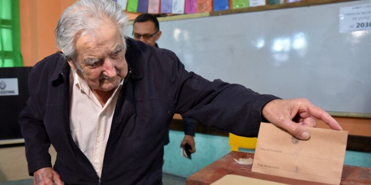 Tras ejercer su voto, Mujica dijo que el próximo gobierno de Uruguay deberá “crear un clima para negociar”