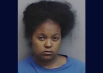 Condenan a mujer que asesinó a sus hijos en un horno y lo mostró en una videollamada