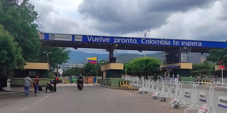 En octubre al menos tres mil migrantes por día salieron de Venezuela por la frontera con Colombia