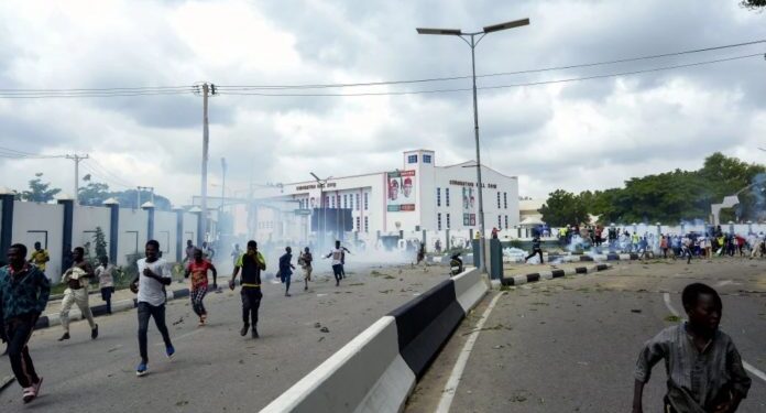 29 niños nigerianos podrían ser condenados a muerte por protestar contra la crisis del costo de vida 