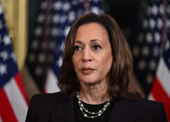 EEUU: Kamala Harris llama a asistir a los centros de votación que ya abrieron en todo el país