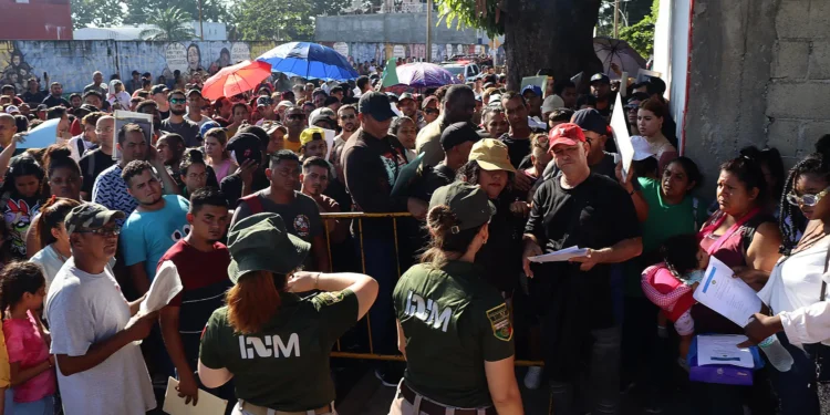 Migrantes en frontera sur de México buscan apresurar trámites previo a comicios en EEUU