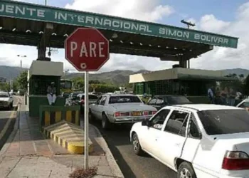 Alrededor de 260 vehículos cruzan cada diez minutos hacia Colombia por el puente Simón Bolívar
