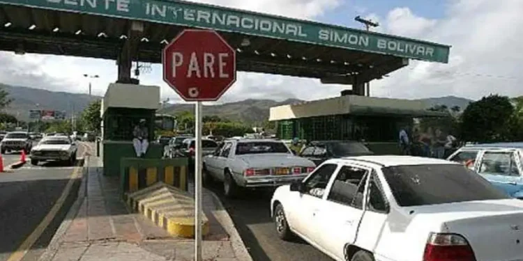 Alrededor de 260 vehículos cruzan cada diez minutos hacia Colombia por el puente Simón Bolívar