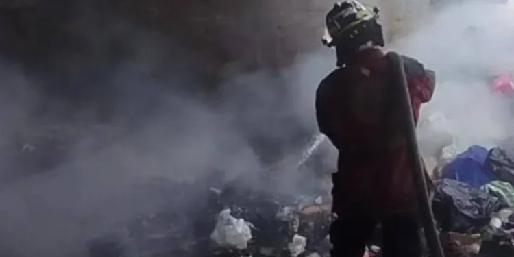 Una persona falleció durante incendio en vertedero de basura en Caracas
