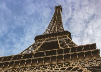 Más de 1200 personas son evacuadas de la Torre Eiffel por un incendio