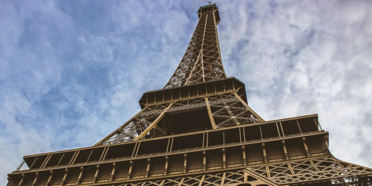 Más de 1200 personas son evacuadas de la Torre Eiffel por un incendio