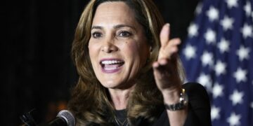 Congresista María Elvira Salazar condena asedio a la Embajada de Argentina: «no podemos permanecer en silencio»