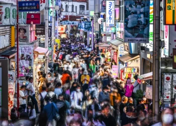 Tokio anuncia una semana laboral de 4 días para que la gente pueda «hacer el amor» y así aumentar la tasa de natalidad