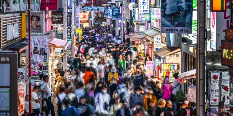 Tokio anuncia una semana laboral de 4 días para que la gente pueda «hacer el amor» y así aumentar la tasa de natalidad