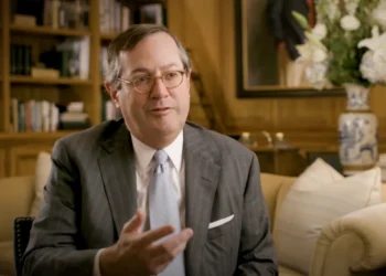 Trump nomina al banquero Warren Stephens como embajador en el Reino Unido