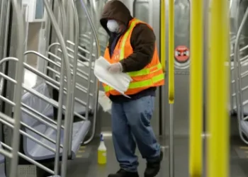 Un migrante de Guatemala fue quien le prendió fuego a una mujer en el metro de Nueva York y se sentó a verla morir