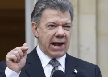 Expresidente Santos cuestionó el silencio de Petro ante el asedio a la embajada de Argentina en Caracas