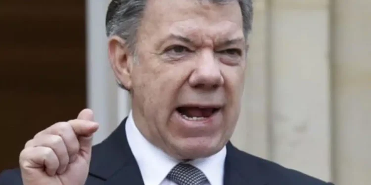 Expresidente Santos cuestionó el silencio de Petro ante el asedio a la embajada de Argentina en Caracas