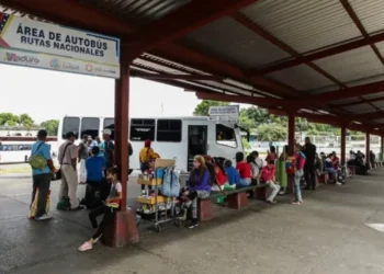 Un hombre asesinó a su pareja en un autobús tras acalorada discusión
