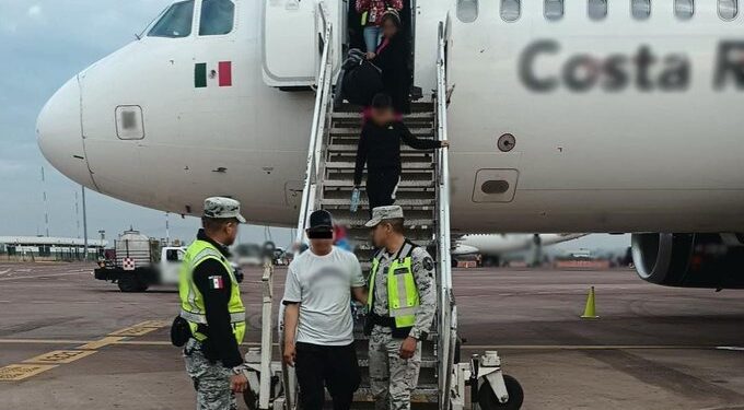 Detienen a un hombre que intentó secuestrar un avión y desviarlo hacia EEUU (Video)