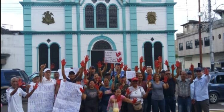 Ciudadanos de toda Venezuela protestan contra la persecución y el hostigamiento de Maduro