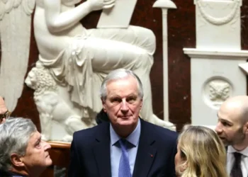 Los diputados franceses tumban al gobierno entre llamados a la dimisión de Macron