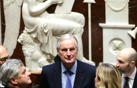 Los diputados franceses tumban al gobierno entre llamados a la dimisión de Macron