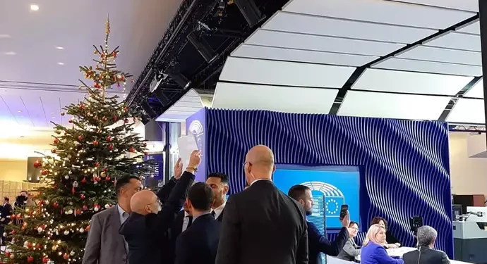 Protestaron contra Zapatero en el Parlamento Europeo: “Colaborador del narcoasesino Maduro”