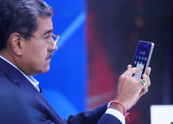 Maduro: “El que quiere que lo espíen, que use WhatsApp”