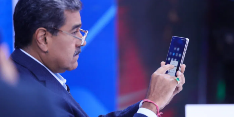 Maduro: “El que quiere que lo espíen, que use WhatsApp”