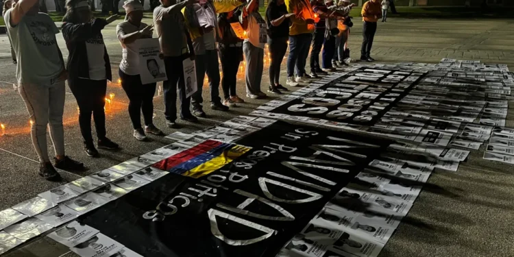 Familias de presos políticos realizaron vigilia para pedir su libertad