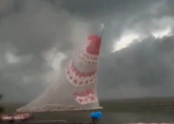 Tragedia en Brasil: un árbol de Navidad gigante cayó y mató a un joven de 21 años