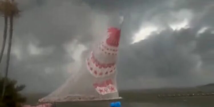 Tragedia en Brasil: un árbol de Navidad gigante cayó y mató a un joven de 21 años