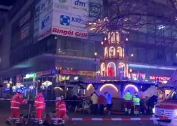 Un auto arrolla a multitud en mercado navideño en Alemania, dejando varios muertos y decenas de heridos