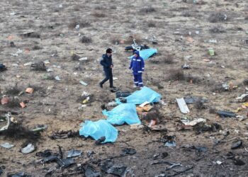 Un avión de pasajeros con 67 personas a bordo se estrella en Kazajistán