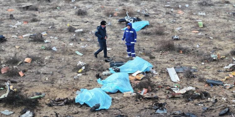 Un avión de pasajeros con 67 personas a bordo se estrella en Kazajistán