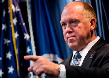 El “zar de la frontera” de Trump anuncia que restituirá la detención de familias migrantes