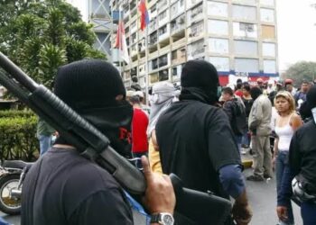Colectivos dispuestos a defender a Maduro el 10E: “Comeremos hallacas, pero con el fusil al lado”