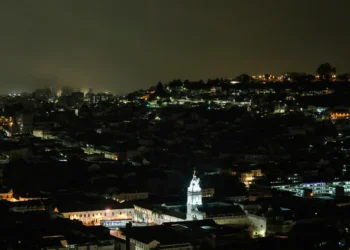 Ecuador recibe 23 generadores a Ecuador para mitigar crisis eléctrica