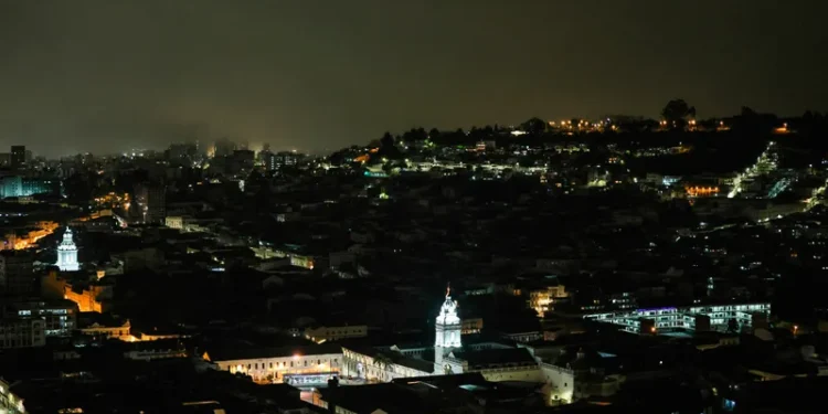 Ecuador recibe 23 generadores a Ecuador para mitigar crisis eléctrica