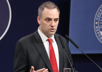 Argentina implementará cobro por educación universitaria y salud a extranjeros no residentes