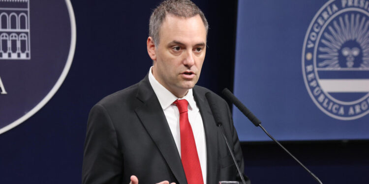 Argentina implementará cobro por educación universitaria y salud a extranjeros no residentes