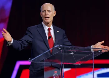 Rick Scott advierte a Nicolás Maduro tras acoso a madre de María Corina Machado: “el mundo está observando”