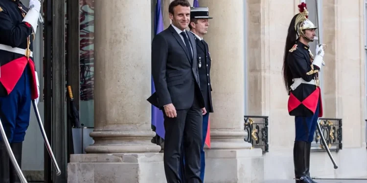 Emmanuel Macron inicia contactos para formar un nuevo Gobierno en Francia