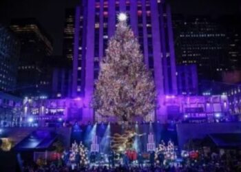 Nueva York se ilumina con el encendido del árbol en el Rockefeller Center