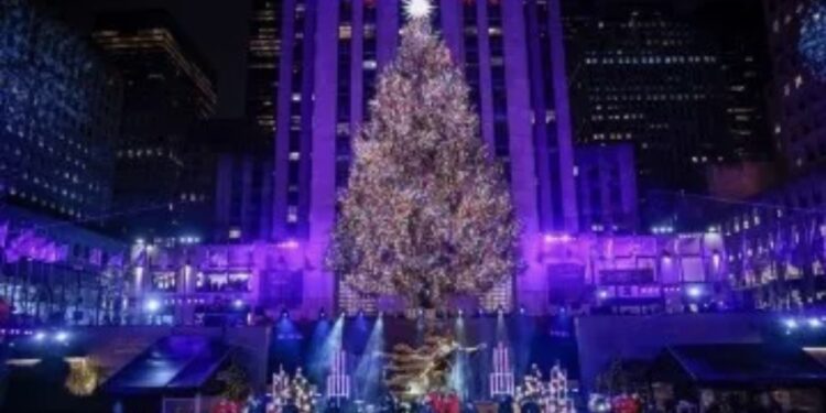Nueva York se ilumina con el encendido del árbol en el Rockefeller Center