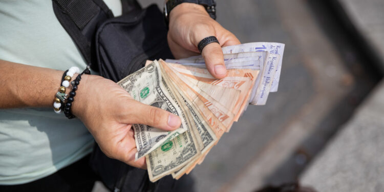 La inflación anualizada en Venezuela alcanzó el 67% en noviembre