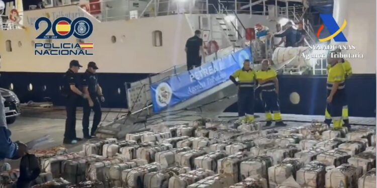 Detienen pesquero con bandera venezolana con 3.300 kilos de droga cerca de Canarias