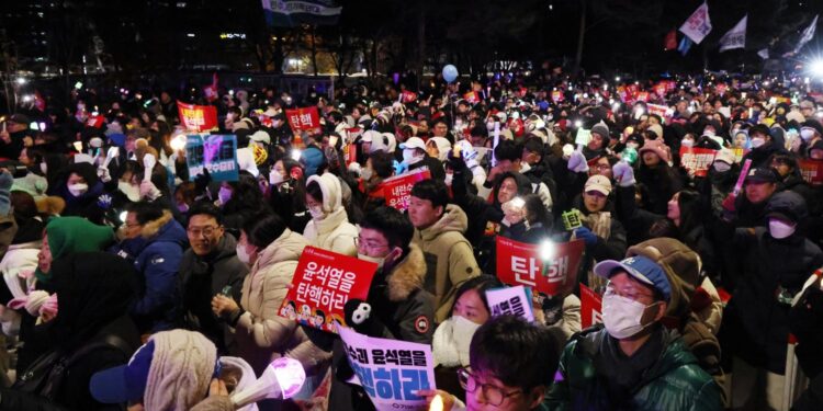 Miles de personas protestan en Corea del Sur para exigir destitución del presidente Yoon Suk-yeol